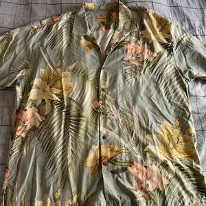 Tommy Bahama men’s big and tall floral silk shirt in a great color. Size XXL